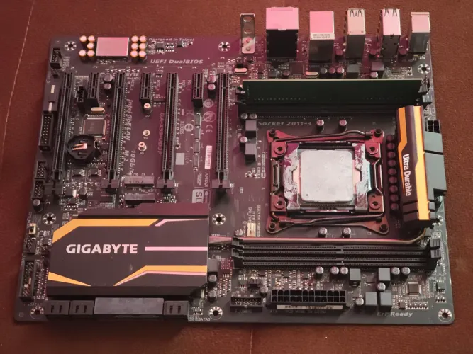 Placa mãe gigabyte ud3p com 1660v3 e8 GB de RAM DDR4 2666<br>não ecc<br>R$700 por item·