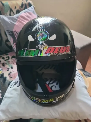 Capacete para motoqueiro e excelente estado de uso capacetes e seguro isso