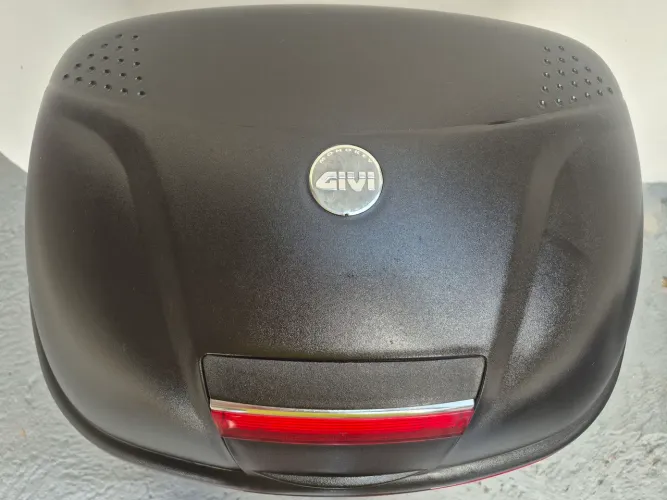 Baú Givi 46 litros e base Givi.