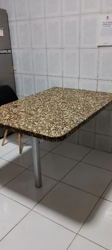 Tampo de granito com 1 pé em alumínio