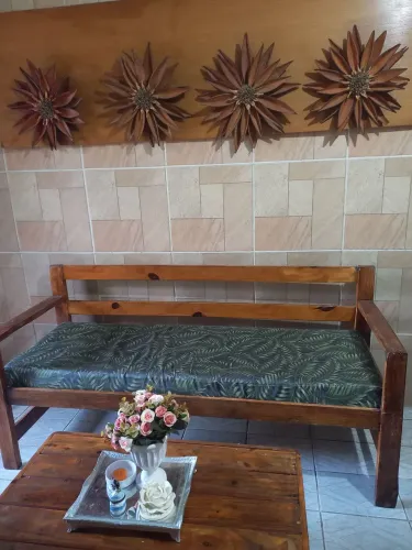 Sofa de madeira mixta e acentos revestidos de tecido acquablck impermeável 