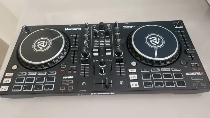 Controladora DJ Numark Mixtrack Pro FX - nunca usado - novo
