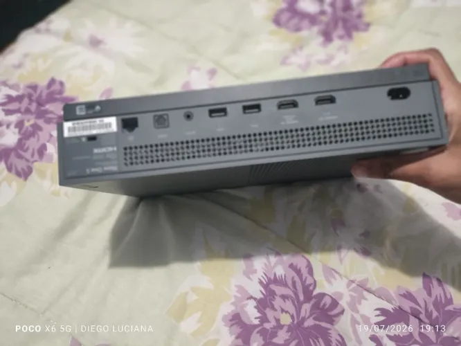 XBOX ONE S COM 9 JOGOS ENTRADA PARA DISCO O CONTROLE SO TEM 1 PEGA SO VIA CABO