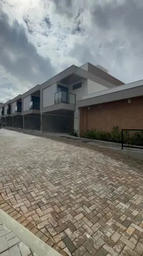 Sobrado com 3 suítes plenas, novo, semi mobiliado. Conforto, estilo e segurança!