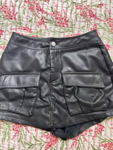 Short couro SHEIN
