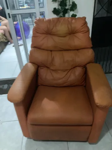 Cadeira do papai. Poltrona reclinável. Precisa de manutenção.