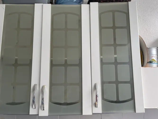 Vendo armário de cozinha com vidro e duas prateleiras internas