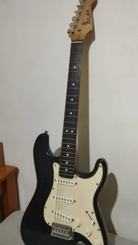 Guitarra stratocaster preta