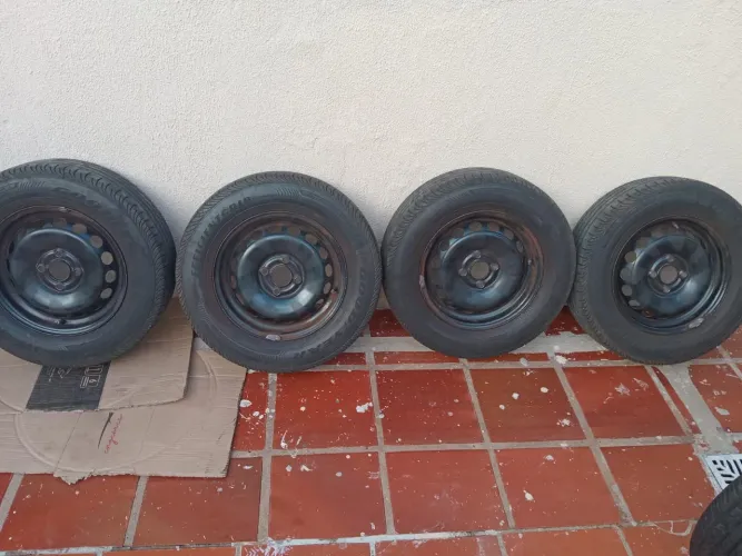 Jogo de rodas de ferro aro 14 + pneus Goodyear 185/70R14 onix