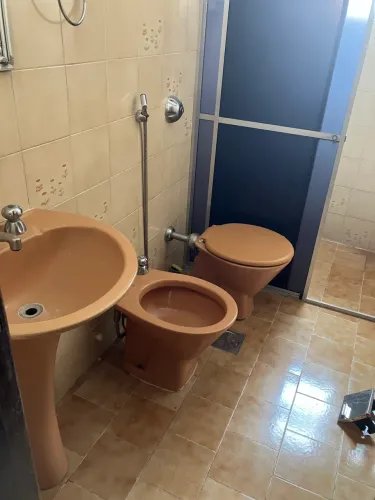 Louças antigas - marrom. Pia, bidê e vaso sanitário. 