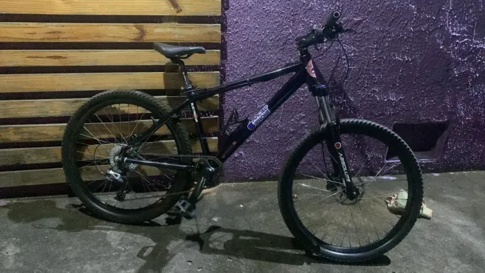 Vendo bike aro 26 em em bom estado de conservação , freio hidráulico , cubos de rolamento