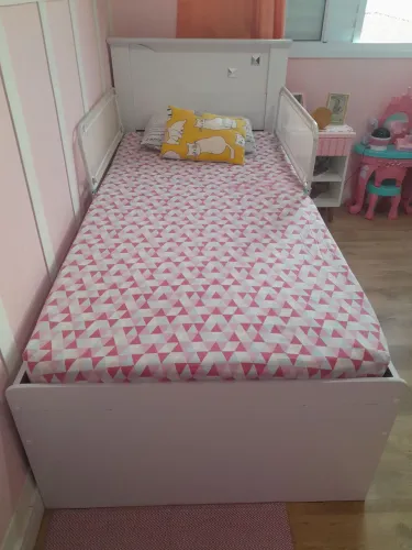 Cama solteiro com auxiliar.