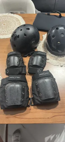 CAPACETE, JOELHEIRA E COTOVELEIRA da marca PRO TEC