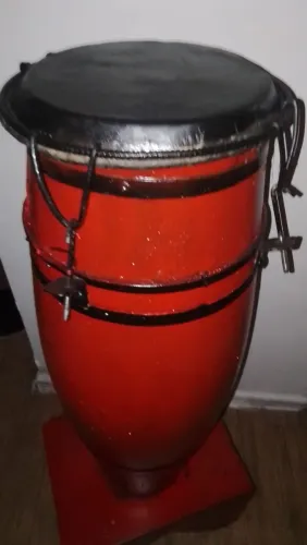 Lindo atabaque vermelho e preto com couro preto