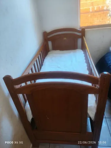 Vendo berço de madeira 280$