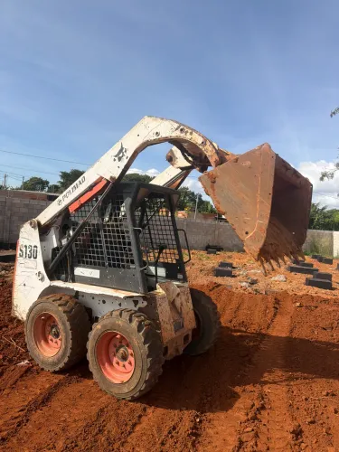 Bobcat / nivelamento/aluguel