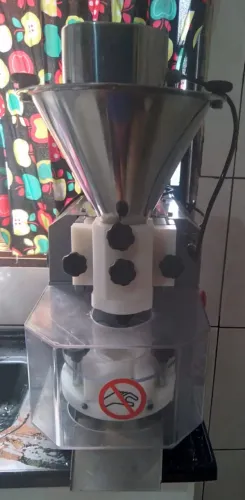 Vende se máquina de fazer salgados 4.800