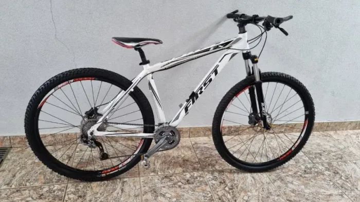 Bicicleta First Aro 29 com Relação Shimano e 27 Marchas
