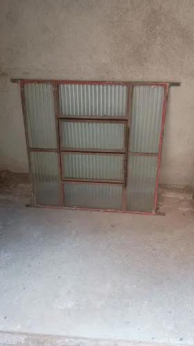 Janela basculante de ferro e vidro canelado, usado.