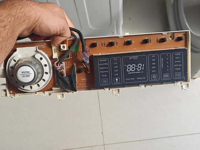 Painel frontal Lava e Seca Electrolux