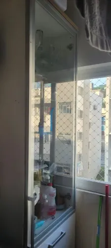 Vendo armário em MDF com porta em vidro, sem prateleiras 