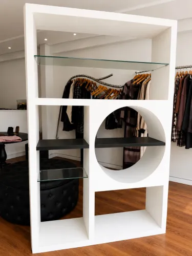 Estante expositora moderna com design sofisticado e diferenciado