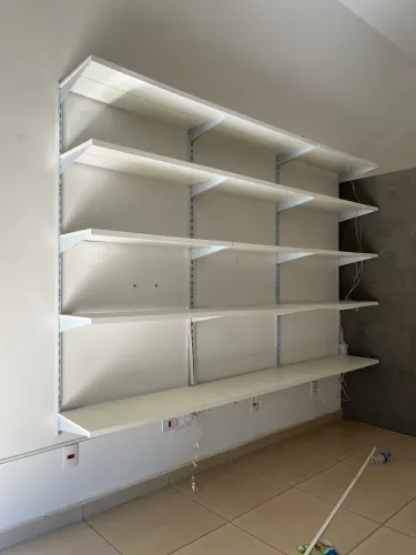 > Prateleira Modular de Aço e MDF / Expositor Comercial Usado (Ótimo Estado)