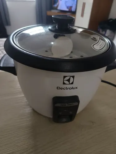 Panela de arroz Electrolux branca