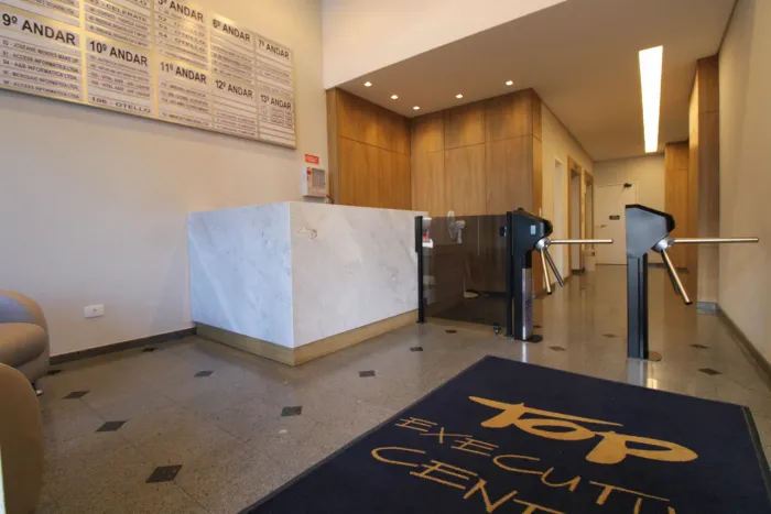 SALA COMERCIAL NO ÁGUA VERDE, EM FRENTE AO HOSPITAL IPO.