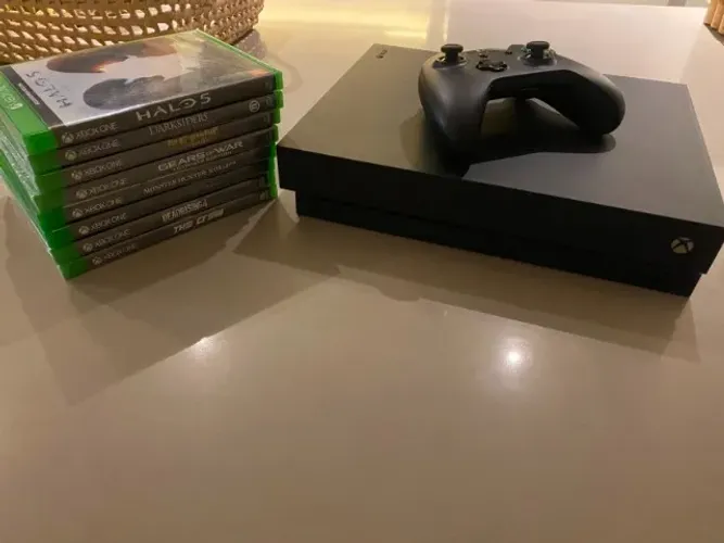 Console Xbox One X 1Tb + 8 jogos + 1 controle