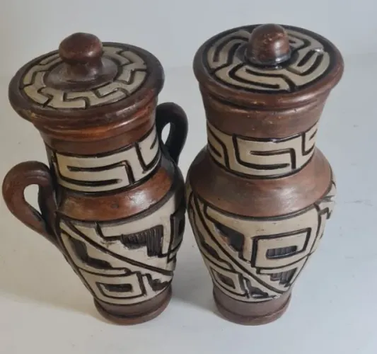 Par de Vasos / Quartinhas Decorativas em Barro 17cm - Arte MarajoaraDescrição:Lindo par de