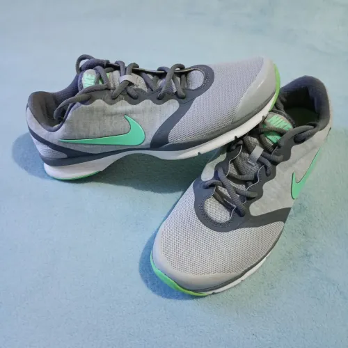 Tênis Nike Cinza Confort Footbed. Tam.37 mas forma justa bom p/Tam.36. Excelente estado.