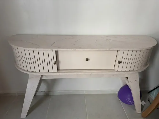 Aparador de luxo com acabamento marmorizado, portas e gavetas em excelente estado