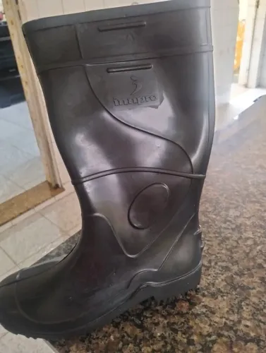 Bota de PVC innpro preta cano médio