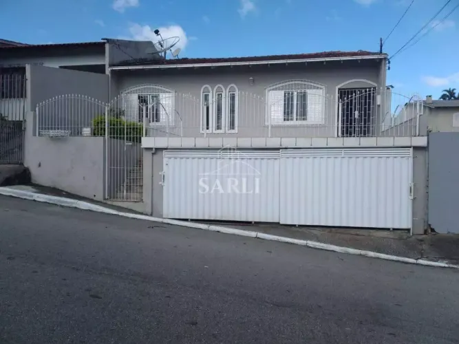 Casa térrea para c180 metros, com 3 quartos, s 1 suiteem Barreiros - São José - SC