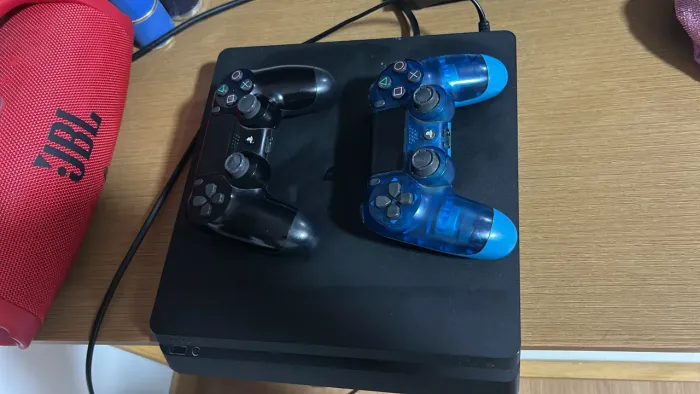 PS4 Slim - 1TB - 2 Controles - Watch Dogs