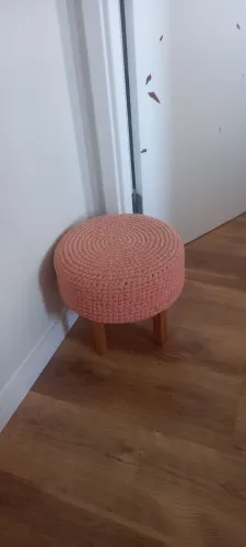 Puff croche com pés em madeira