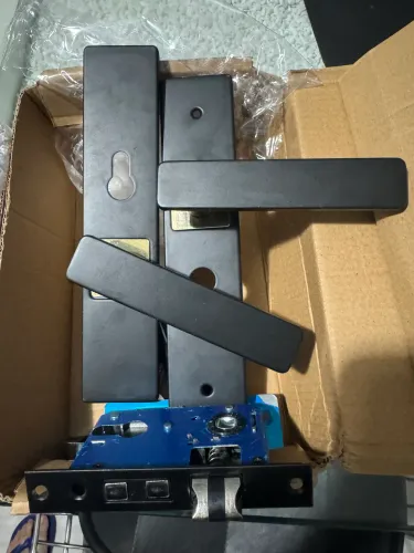 Fechadura de porta preta