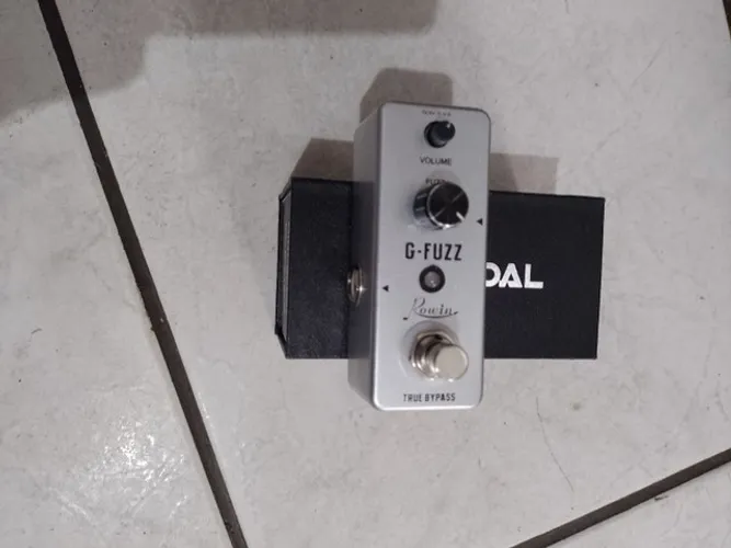 Pedal rowin g fuzz para guitarra