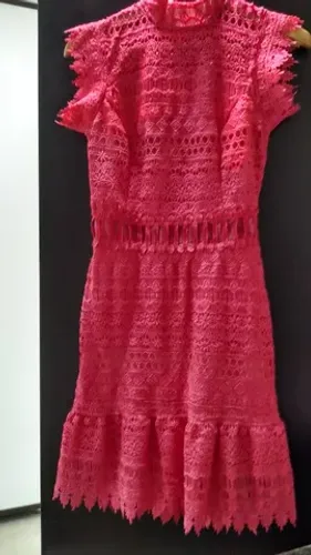 Vestido coral em renda gripi, P. UAU Collection.