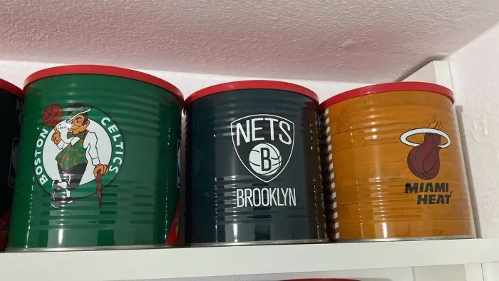 Latas Nescau vazias NBA 