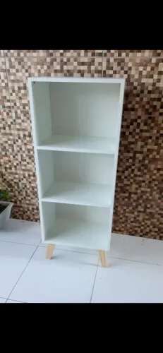 Estante de mdf Branca 3 Prateleiras e pés em madeira pinus.