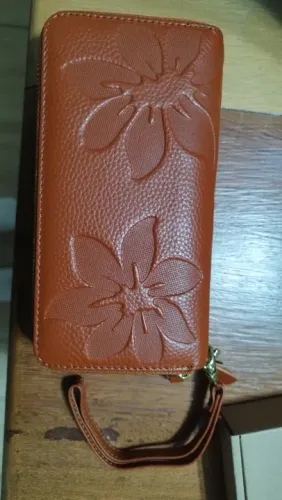 Carteira grande feminina de couro legítimo marrom.