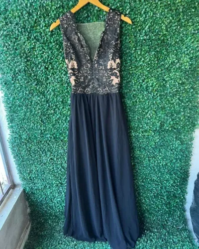 VESTIDO PRETO EM RENDA