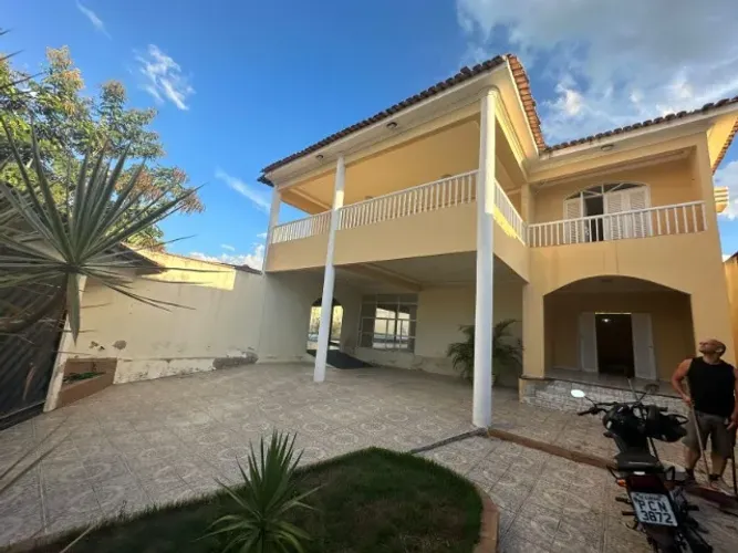 Casa Espaçosa com 5 Quartos e Piscinas Próximo ao Caruaru Shopping