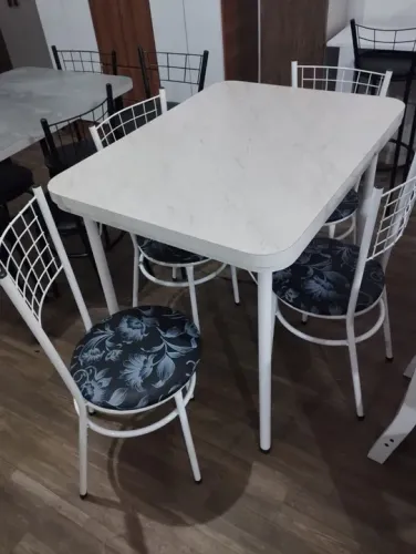 Mesa 90x70 com 4 cadeiras produto na caixa