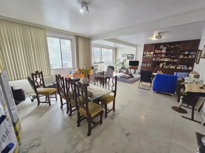 Apartamento na quadra da praia com 3 quartos, vaga e 230m² em Copacabana