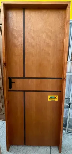 PORTA DE MADEIRA COM FRISO