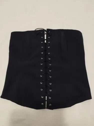 Corset Preto com Ilhós e Fita de Cetim