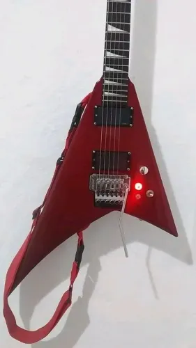 Guitarra Flying V Vermelha com Ponte Floyd Rose
